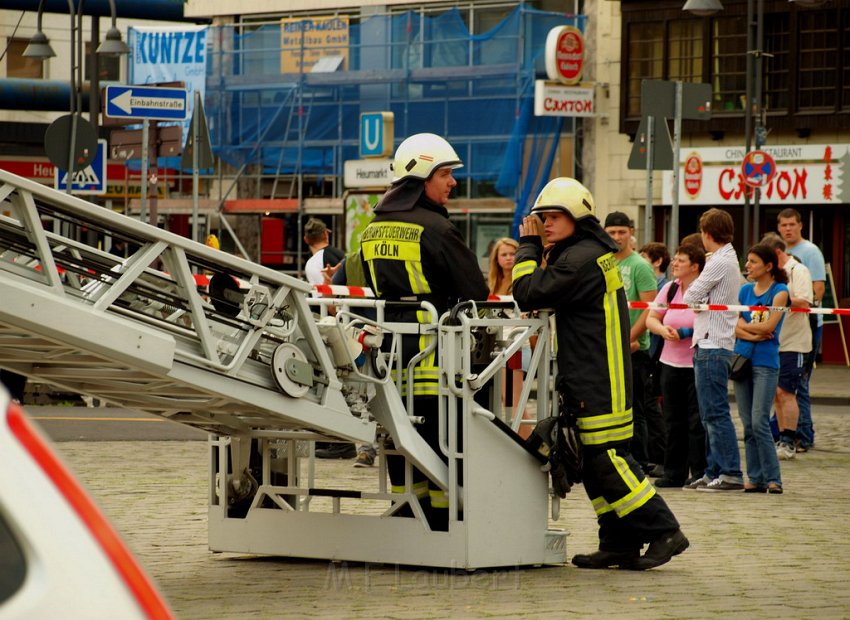 2 Denkmalkletterer hielten Feuerwehr und Polizei in Trapp Koeln Heumarkt P092.JPG